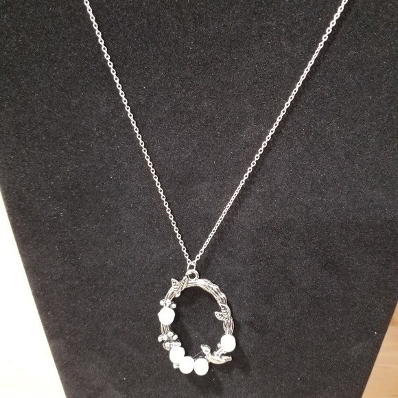 NWT Paparazzi Faux Pearl with Silver Songbirds Pendant Necklace and Earrings Set - Picture 2 of 2